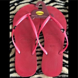 Havaianas with Minnie Mouse pin